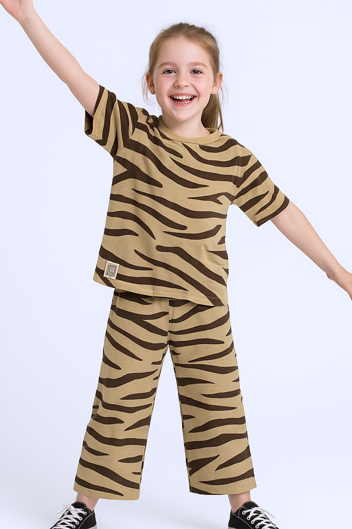 KIZ ÇOCUK KAPRİLİ TAKIM ZEBRA BASKILI A83